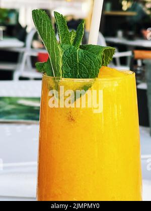 Tropischer Smoothie mit Minze, Mango, Banane, Ananasfruchtgetränk, gesunder Nahrung Stockfoto