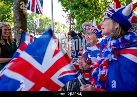 Eine Gruppe britischer Leute, die über Nacht entlang der Mall zelteten und die Nationalhymne zum Wohle der Foreign Press, London, Großbritannien, ansallten. Stockfoto