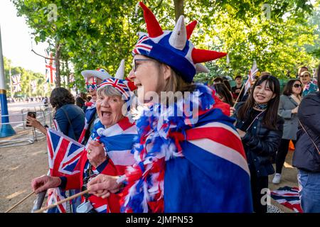 Eine Gruppe britischer Leute, die über Nacht entlang der Mall zelteten und die Nationalhymne zum Wohle der Foreign Press, London, Großbritannien, ansallten. Stockfoto