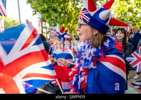 Eine Gruppe britischer Leute, die über Nacht entlang der Mall zelteten und die Nationalhymne zum Wohle der Foreign Press, London, Großbritannien, ansallten. Stockfoto