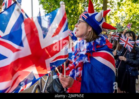 Eine Gruppe britischer Leute, die über Nacht entlang der Mall zelteten und die Nationalhymne zum Wohle der Foreign Press, London, Großbritannien, ansallten. Stockfoto