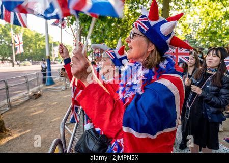 Eine Gruppe britischer Leute, die über Nacht entlang der Mall zelteten und die Nationalhymne zum Wohle der Foreign Press, London, Großbritannien, ansallten. Stockfoto