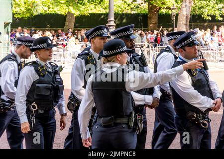 Eine Gruppe von Polizeibeamten in der Mall während der Feierlichkeiten zum Platin-Jubiläum der Königin, London, Großbritannien. Stockfoto