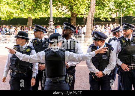 Eine Gruppe von Polizeibeamten in der Mall während der Feierlichkeiten zum Platin-Jubiläum der Königin, London, Großbritannien. Stockfoto