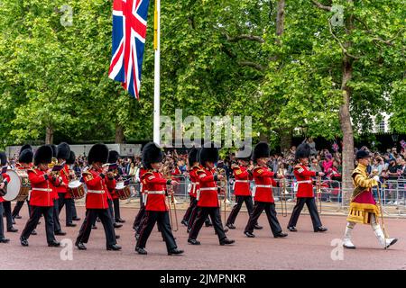 Armeemusiker nehmen an der Queen's Birthday Parade Teil, indem sie im Rahmen der Trooping the Color Ceremony die Mall zur Horse Guards Parade entlang marschieren Stockfoto