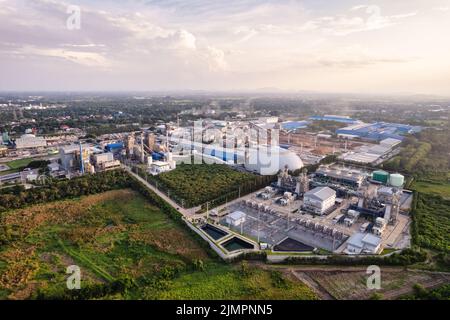 Luftaufnahme der großen grünen Energieverarbeitungsanlage mit Gebäudehelager, Raffinerieturm, Lager und chemischer Verfahrenstechnik unter dem rur Stockfoto