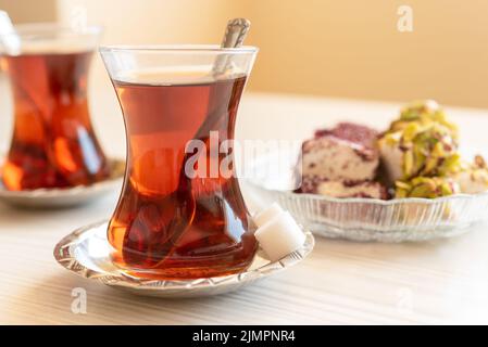 Türkischer Tee in einem traditionellen Glas auf dem Tisch aus der Nähe Stockfoto