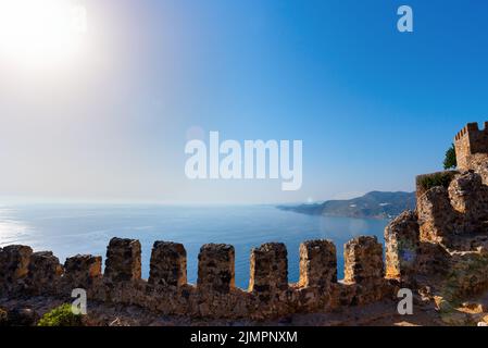 Blick auf das Mittelmeer von den Ruinen einer alten Steinmauer in Alanya Stockfoto