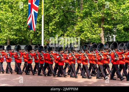 Die irischen Garden nehmen an der Queen's Birthday Parade Teil, indem sie entlang der Mall zur Trooping of the Colour Ceremony, London, Großbritannien, marschieren. Stockfoto