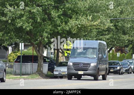 New York, NY, USA. 7. August 2022. (NEU) Amazon Sprinter Fahrzeug fährt durch eine lokale Nachbarschaft. 7. August 2022, New York, USA: Amazon Sprinter Vehicle fährt durch ein lokales Viertel in New York, NY. Amazon.com, Inc. Ist ein US-amerikanisches multinationales Technologieunternehmen, das sich auf E-Commerce, Cloud Computing, digitales Streaming und künstliche Intelligenz konzentriert. Sie wurde als ''eine der einflussreichsten wirtschaftlichen und kulturellen Kräfte der Welt'' bezeichnet und ist eine der wertvollsten Marken der Welt. Amazon arbeitet möglicherweise an der Übernahme von One Medical. Amazon (AMZN) ist Stockfoto