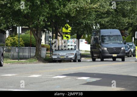 New York, NY, USA. 7. August 2022. (NEU) Amazon Sprinter Fahrzeug fährt durch eine lokale Nachbarschaft. 7. August 2022, New York, USA: Amazon Sprinter Vehicle fährt durch ein lokales Viertel in New York, NY. Amazon.com, Inc. Ist ein US-amerikanisches multinationales Technologieunternehmen, das sich auf E-Commerce, Cloud Computing, digitales Streaming und künstliche Intelligenz konzentriert. Sie wurde als ''eine der einflussreichsten wirtschaftlichen und kulturellen Kräfte der Welt'' bezeichnet und ist eine der wertvollsten Marken der Welt. Amazon arbeitet möglicherweise an der Übernahme von One Medical. Amazon (AMZN) ist Stockfoto