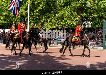 Mitglieder der britischen Königsfamilie auf dem Weg zur Trooping the Color Ceremony, zur Queens Birthday Parade, The Mall, London, Großbritannien. Stockfoto