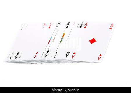Deck von Spielkarten auf weißem Hintergrund Stockfoto