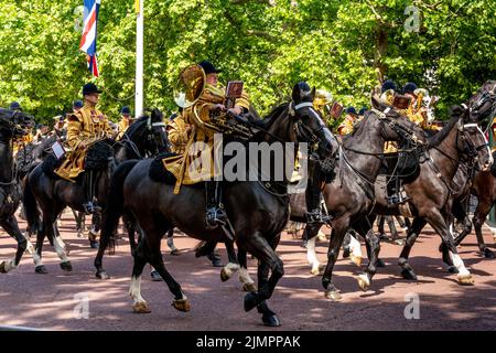 Musiker der britischen Armee auf dem Pferdereiten nehmen an der Queen's Birthday Parade Teil, indem sie die Mall entlang zur Horse Guards Parade für das Trooping the Colo reiten Stockfoto