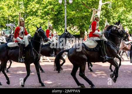 Soldaten der britischen Armee nehmen auf dem Pferderummel an der Queen's Birthday Parade, The Mall, London, Großbritannien, Teil. Stockfoto