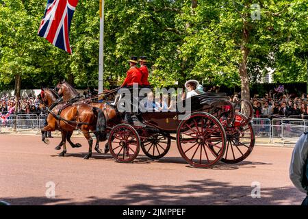 Mitglieder der britischen Königsfamilie kehren in Einer Pferdekutsche entlang der Mall zurück, nachdem sie an der Trooping the Colour Ceremony in London, Großbritannien, teilgenommen haben. Stockfoto