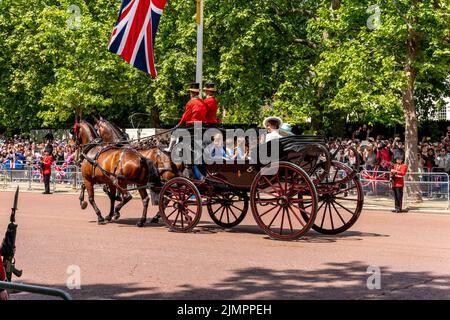 Mitglieder der britischen Königsfamilie kehren in Einer Pferdekutsche entlang der Mall zurück, nachdem sie an der Trooping the Colour Ceremony in London, Großbritannien, teilgenommen haben. Stockfoto