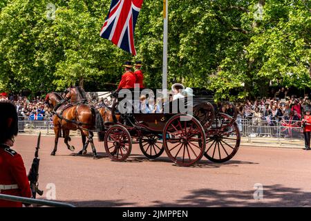 Mitglieder der britischen Königsfamilie kehren in Einer Pferdekutsche entlang der Mall zurück, nachdem sie an der Trooping the Colour Ceremony in London, Großbritannien, teilgenommen haben. Stockfoto