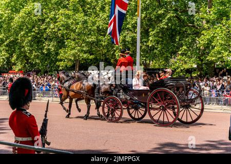 Mitglieder der britischen Königsfamilie kehren in Einer Pferdekutsche entlang der Mall zurück, nachdem sie an der Trooping the Colour Ceremony in London, Großbritannien, teilgenommen haben. Stockfoto