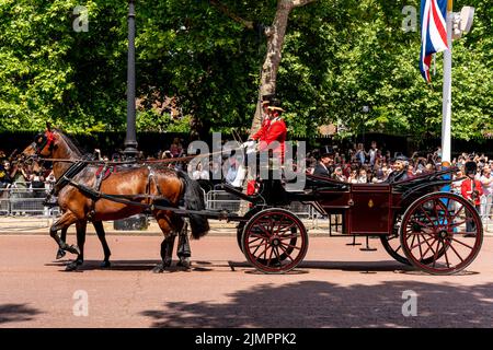 Mitglieder der britischen Königsfamilie kehren in Einer Pferdekutsche entlang der Mall zurück, nachdem sie an der Trooping the Colour Ceremony in London, Großbritannien, teilgenommen haben. Stockfoto