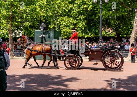Mitglieder der britischen Königsfamilie kehren in Einer Pferdekutsche entlang der Mall zurück, nachdem sie an der Trooping the Colour Ceremony in London, Großbritannien, teilgenommen haben. Stockfoto