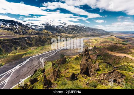 Landschaft des Aussichtspunkts Valahnúkur mit Bergtal und krossa Fluss, der durch isländisches Hochland bei Thórsmörk, Island, fließt Stockfoto