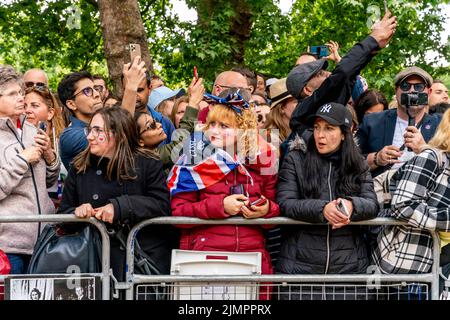 Menschen, die entlang der Mall stehen und die Queen's Birthday Parade, die Platinum Jubilee Celebrations der Königin, London, Großbritannien, beobachten. Stockfoto