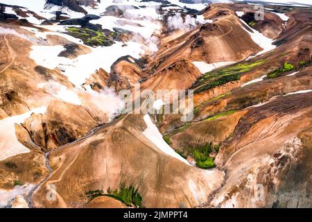 Spektakuläre Landschaft des Kerlingarfjolls auf geothermalem Gebiet und Hveradalir Trail im zentralen isländischen Hochland im Sommer auf Island Stockfoto