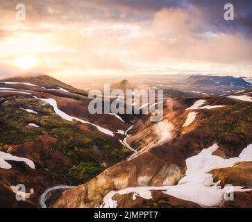 Oberhalb des wunderschönen Kerlingarfjöll-Gebirges im geothermischen Bereich im Sonnenuntergang im zentralen isländischen Hochland im Sommer auf Island gelegen Stockfoto