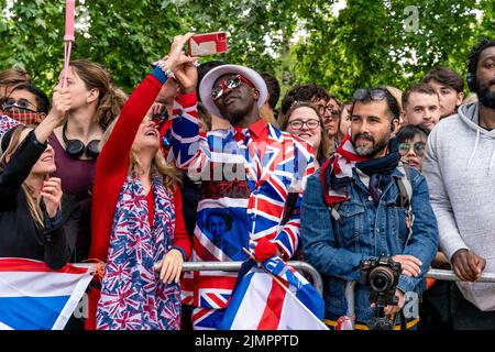 Menschen, die entlang der Mall stehen und die Queen's Birthday Parade, die Platinum Jubilee Celebrations der Königin, London, Großbritannien, beobachten. Stockfoto