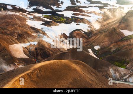 Spektakuläre Landschaft des Kerlingarfjolls auf geothermalem Gebiet und Hveradalir Trail im zentralen isländischen Hochland im Sommer auf Island Stockfoto