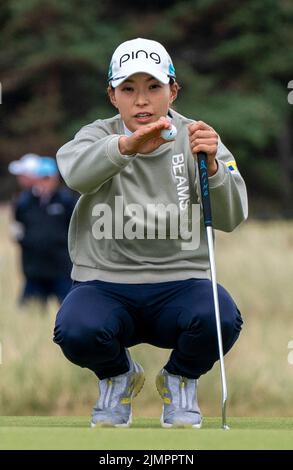 Der japanische Hinako Shibuno fährt am vierten Tag der AIG Women's Open im Muirfield in Gullane, Schottland, auf dem Grün 7.. Bilddatum: Sonntag, 7. August 2022. Stockfoto