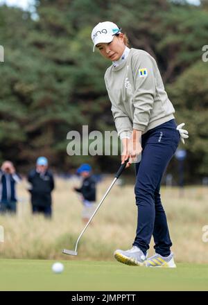 Der japanische Hinako Shibuno fährt am vierten Tag der AIG Women's Open im Muirfield in Gullane, Schottland, auf dem Grün 7.. Bilddatum: Sonntag, 7. August 2022. Stockfoto