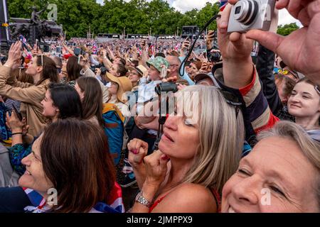 Menschenmassen Beobachten Sie den Flipper vor dem Buckingham Palace während der Feierlichkeiten zum Platin-Jubiläum der Königin, London, Großbritannien. Stockfoto