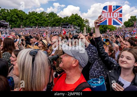 Menschenmassen Beobachten Sie den Flipper vor dem Buckingham Palace während der Feierlichkeiten zum Platin-Jubiläum der Königin, London, Großbritannien. Stockfoto