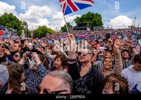 Menschenmassen Beobachten Sie den Flipper vor dem Buckingham Palace während der Feierlichkeiten zum Platin-Jubiläum der Königin, London, Großbritannien. Stockfoto