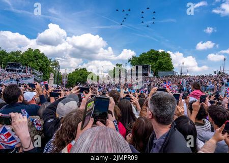 Menschenmassen Beobachten Sie den Flipper vor dem Buckingham Palace während der Feierlichkeiten zum Platin-Jubiläum der Königin, London, Großbritannien. Stockfoto