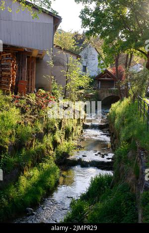 Der Bach Hetzlesbach in Heimhausen, Hohenlohe, Baden-WÃ¼rttemberg, Deutschland Stockfoto