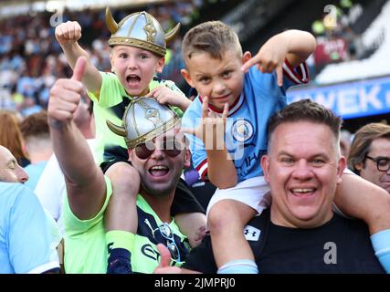 London, Großbritannien. 7. August 2022. Manchester City-Fans tragen wikingerhelme während des Premier League-Spiels im Londoner Stadion. Bildnachweis sollte lauten: David Klein/Sportimage Kredit: Sportimage/Alamy Live News Stockfoto