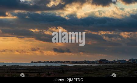 Bei Sonnenuntergang hängt ein dramatischer Himmel über Dauphin Island, Alabama. Stockfoto