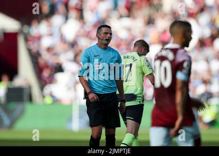 London, Großbritannien. 7.. August 2022. Schiedsrichter Michael Oliver während des Premier League-Spiels zwischen West Ham United und Manchester City im London Stadium, Stratford am Sonntag, 7.. August 2022. (Kredit: Tom West | MI News) Kredit: MI Nachrichten & Sport /Alamy Live News Stockfoto