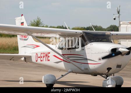 Lahr, 9. Juli 2022 das Propellerflugzeug Cessna 172 parkt am lokalen Flughafen Stockfoto