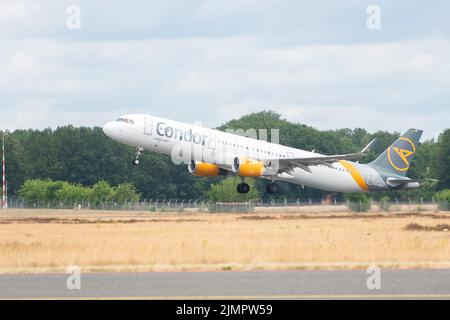 Münster, 9. Juli 2022 Flugzeuge des Typs Condor Airbus A321-211 starten von der Start- und Landebahn 25 Stockfoto