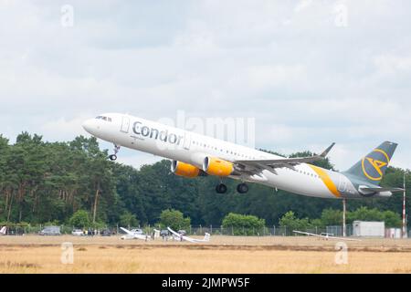 Münster, 9. Juli 2022 Flugzeuge des Typs Condor Airbus A321-211 starten von der Start- und Landebahn 25 Stockfoto