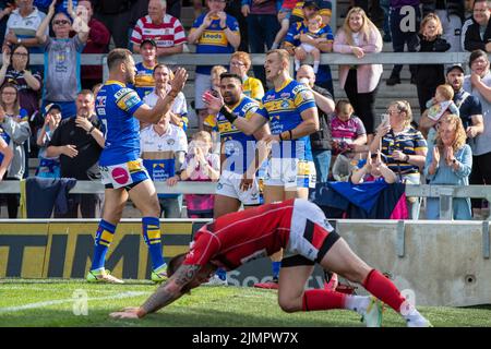 Leeds, Großbritannien. 07. August 2022. Ash Handley #5 von Leeds Rhinos feiert seinen Versuch und macht den Score 26-14 in Leeds, Großbritannien am 8/7/2022. (Foto von James Heaton/News Images/Sipa USA) Quelle: SIPA USA/Alamy Live News Stockfoto