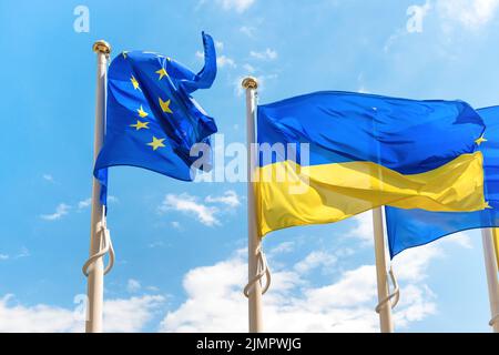 Die Ukraine und die Europäische Union Flaggen Stockfoto
