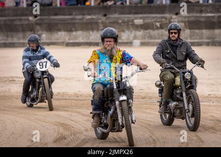 Oldtimer-Motorräder bei der Veranstaltung „Race the Waves“, bei der Autos und Motorräder am Strand von Bridlington, East Yorkshire, England, Rennen ziehen Stockfoto