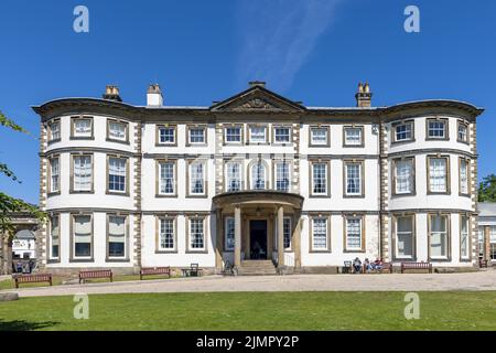 Außenansicht der Fassade von Sewerby Hall, einem georgischen Landhaus in der Nähe von Bridlington, East Yorkshire, England, Großbritannien Stockfoto