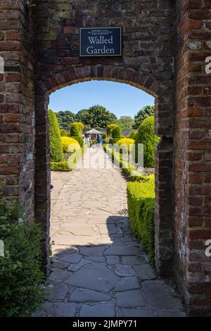 Eintritt in den ummauerten Garten in Sewerby Hall and Gardens, einem georgianischen Landhaus in der Nähe von Bridlington, East Yorkshire, England, Großbritannien Stockfoto