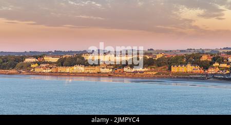 Blick am frühen Morgen auf die Küstenstadt Filey von Filey Brigg an der Yorkshire Küste in England, kurz nach Sonnenaufgang. Stockfoto